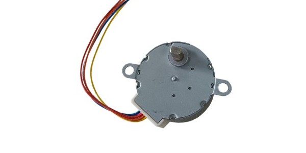 無人機自動瞄準旋轉(zhuǎn)電機采用35BYJ46電機自動對焦